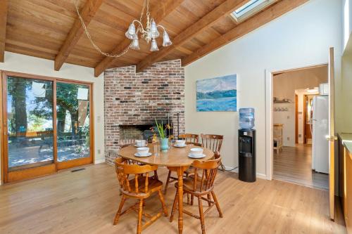 Gambar di galeri bagi The Riverfront Retreat-woods Landing di Vancouver