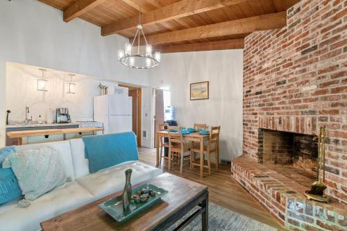 Dapur atau dapur kecil di The Riverfront Retreat-woods Landing