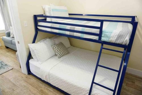 Giường trong phòng chung tại Pets OK! Steps to Ocean Center Walk to Beach!