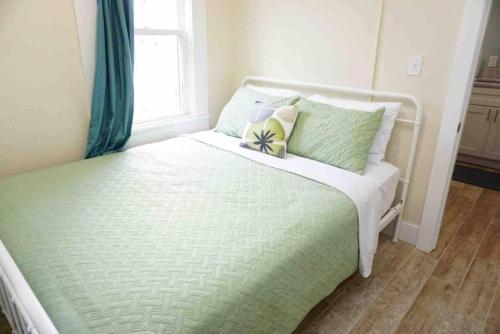 Giường trong phòng chung tại Pets OK! Steps to Ocean Center Walk to Beach!