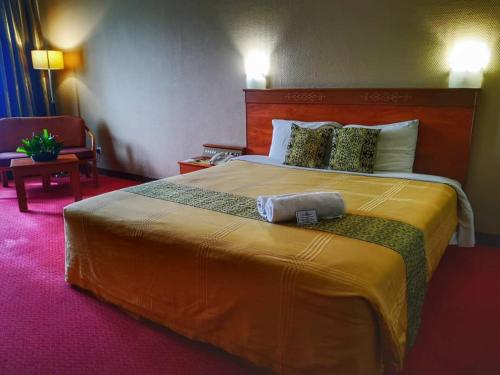 Ένα ή περισσότερα κρεβάτια σε δωμάτιο στο Hotel Grand Continental Kuching