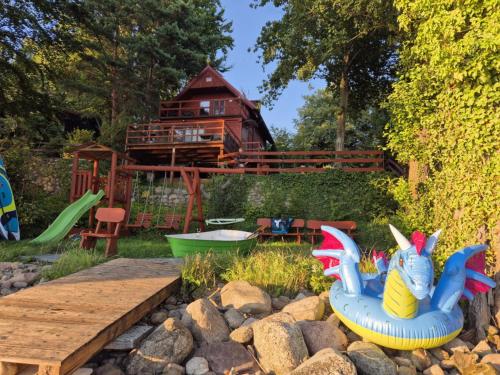 a backyard with a wooden table and a log cabin at Domek Lubkowo z widokiem in Lubkowo