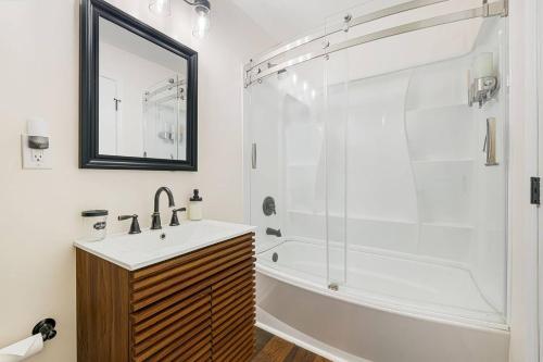 un baño con lavabo y ducha en Romantic Garden Studio - 1br - Indoor Fireplace, en Leicester