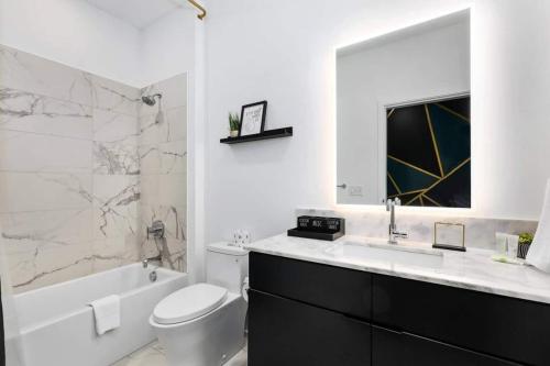 Ένα μπάνιο στο Downtown Modern Condo 1 Mi To Broadway, Park Free