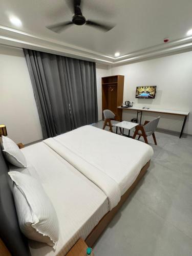 Postel nebo postele na pokoji v ubytování Hotel Madhukta Inn