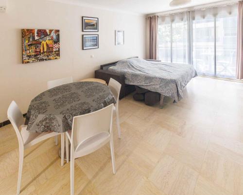 une salle à manger avec une table et une table et des chaises dans l'établissement One-bedroom apartment near the Beach and the Old Town, à Antibes