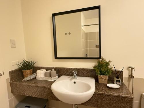 Ένα μπάνιο στο The Camden Place 2BR Haven Cozy Condo Apartment Unit