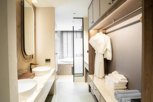 a bathroom with a sink and a mirror at Richmann Resort Hotel Hatyai in Hat Yai