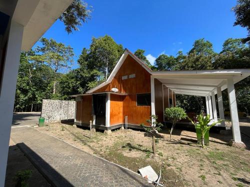 una casa que está siendo remodelada en Capital O 92612 Penginapan D'alas Purwo & BeachNearPadang Savana Sadengan, en Banyuwangi