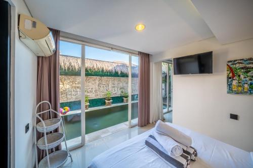 En eller flere senge i et værelse på Villa Lotus by Unicorn Villas Bali