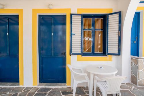 Φωτογραφία από το άλμπουμ του Studios Prombona To Petrino Spiti στον Λογαρά