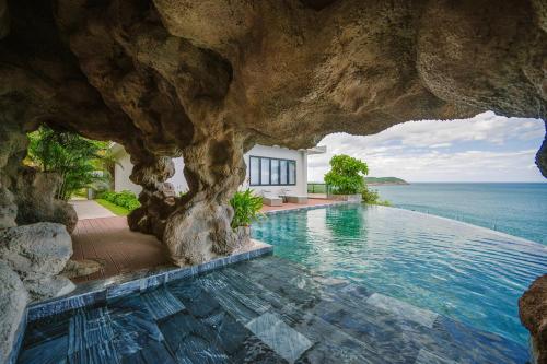 Bazén v ubytování Quy Nhon Sea Resort nebo v jeho okolí