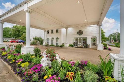 a white building with flowers in front of it at Quality Inn Eureka Springs South in Eureka Springs