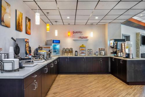 a coffee shop with a counter in a room at Comfort Inn & Suites in Barrie
