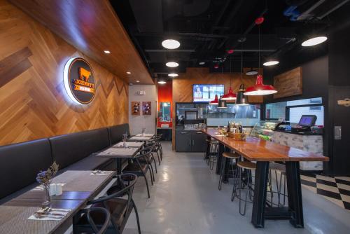 Un restaurante o sitio para comer en The B Hotel Quezon City