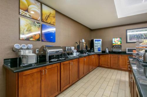 ein Restaurant mit einer Küche mit Theke in der Unterkunft Comfort Inn & Suites Marion I-57 in Marion