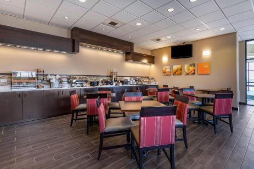 ein Restaurant mit Tischen und Stühlen und einer Theke in der Unterkunft Comfort Inn & Suites Gateway to Glacier National Park in Shelby