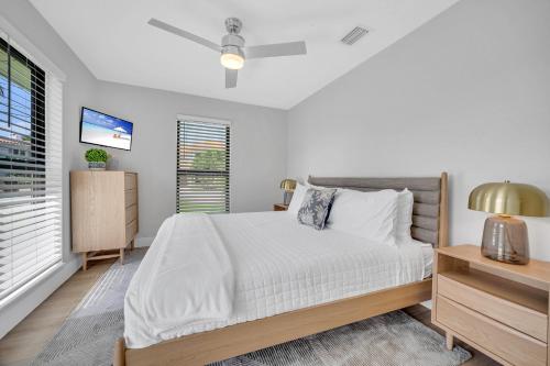 a bedroom with a bed and a window at Open Concept Bungalow Beach Proximity Lush Neighborhood Pearl Key in Fort Lauderdale