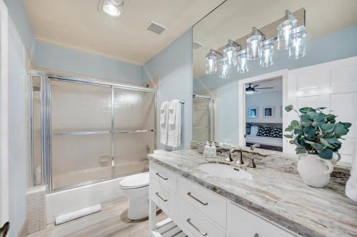 Koupelna v ubytování Walk to beach Heated Pool Ample residence Marlin Key