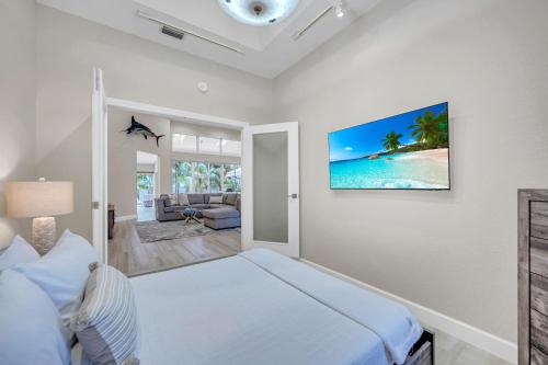 Postel nebo postele na pokoji v ubytování Walk to beach Heated Pool Ample residence Marlin Key