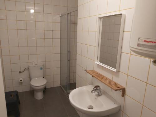 a bathroom with a sink and a toilet and a mirror at Precioso estudio de espacio diáfano, en centro Empordà Costa Brava in Torroella de Montgrí