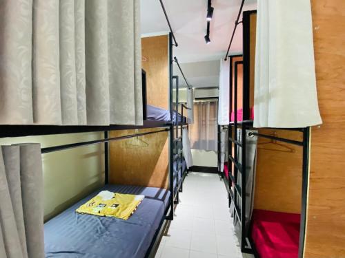 Ένα ή περισσότερα κρεβάτια σε δωμάτιο στο Jomstay Hostel