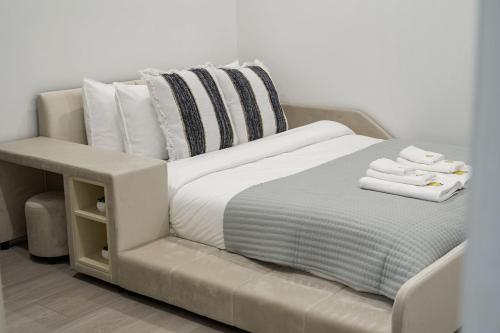 ein weißes Sofa mit Handtüchern darauf in einem Zimmer in der Unterkunft Cozy 1bedroom Unit near City College of SF & Bart Station in San Francisco