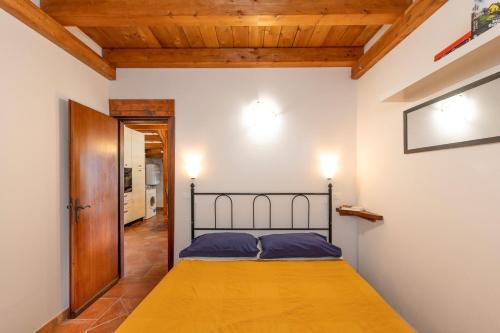 Un dormitorio con una cama en una habitación con techos de madera. en Il Nazareno - Civetta, en Cecina