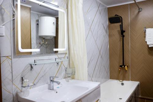 Bilik mandi di Aminxon Hotel