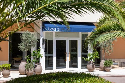 a building with a sign that reads hotel so pula at Hotel Sa Punta - Adults Only fr13 in Begur