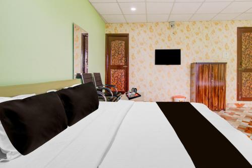 a bedroom with a bed and a tv at Collection O Airport Road Solina in Srinagar