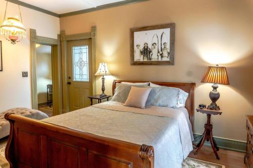 Ένα ή περισσότερα κρεβάτια σε δωμάτιο στο Mountain View Victorian With Hot Tub!