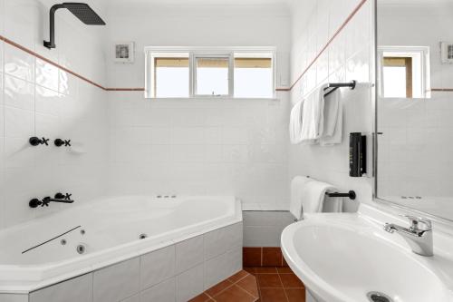 Un baño de Montblu at Echo Point