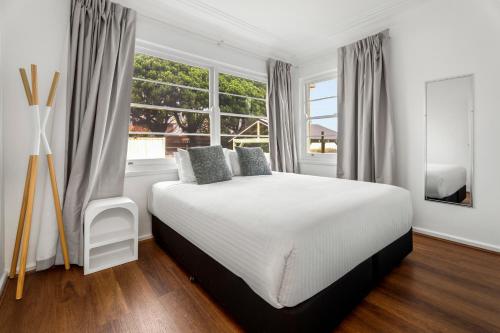 Una cama o camas en una habitación de Montblu at Echo Point