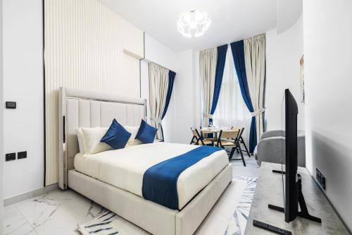 ALiving Modern Studio I Private Pool I Opalz by Danube- 1308