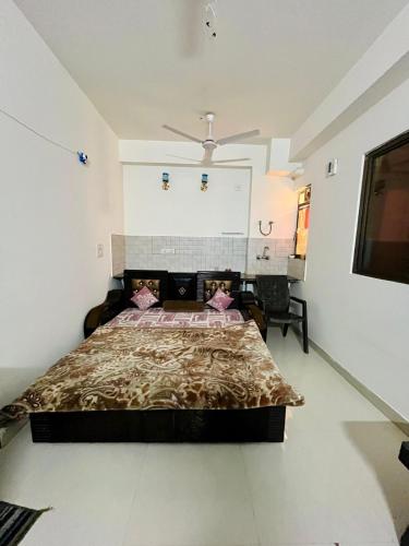 Postel nebo postele na pokoji v ubytování Premanand mharaj ji marg Vrindavan Dham