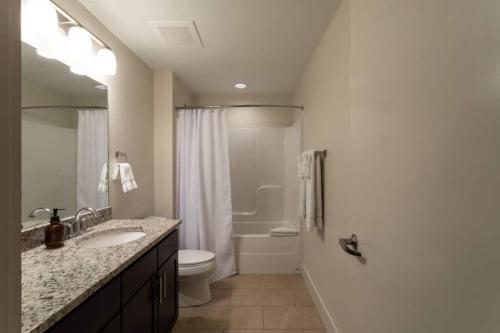 Un baño con lavabo, inodoro y ducha. en Heart Of 12 South, Near Downtown, Park Free- #10, en Nashville