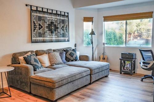 Posezení v ubytování Family Game House Walk To Park & Tennis