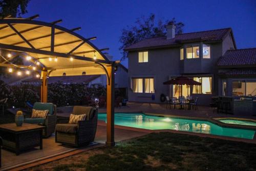 Bazén v ubytování Family Game House Walk To Park & Tennis nebo v jeho okolí