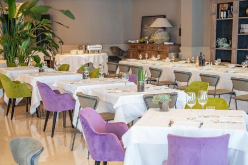 Un restaurante u otro lugar para comer en Hotel Touring