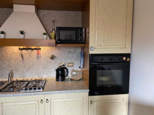 Kuchyň nebo kuchyňský kout v ubytování Anghelos Sordevolo appartamento cucina attrezzata