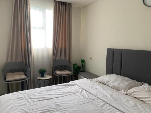 Ένα ή περισσότερα κρεβάτια σε δωμάτιο στο Cozy Emerald Bintaro Icon Short Staycation by alonelyroom