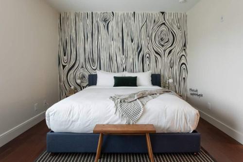 Un dormitorio con una cama grande con cabecero de madera. en Heart Of 12 South, Near Downtown, Park Free - #12, en Nashville