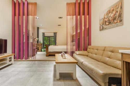 a living room with a couch and a bed at Zhe Juan Meng Tian in Sanyi