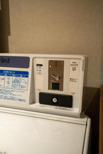 a microwave sitting on top of a refrigerator at Guesthouse 湯本見山 in Hakone