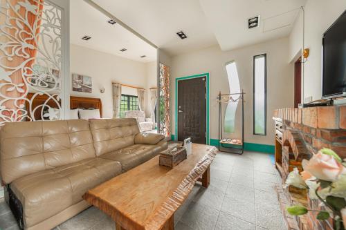 a living room with a couch and a coffee table at Zhe Juan Meng Tian in Sanyi