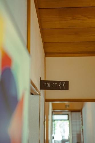 a sign in a room with a sign that reads toiletarma at Guesthouse 湯本見山 in Hakone