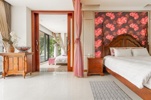 a bedroom with a large bed with a floral wall at Zhe Juan Meng Tian in Sanyi
