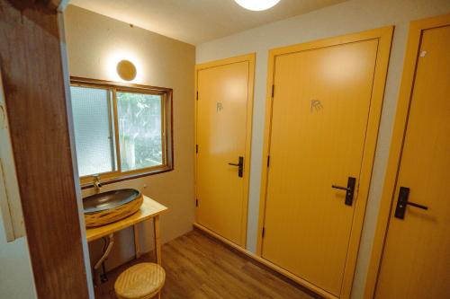 a bathroom with a sink and a window at Guesthouse 湯本見山 in Hakone