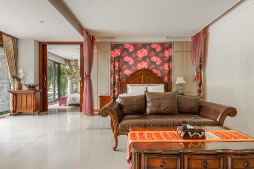 a living room with a couch and a bed at Zhe Juan Meng Tian in Sanyi